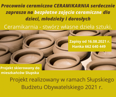 surowe gliniane garnki ustawione w szeregu napisy zapraszające na bezpłatne zajęcia ceramiczne tak jak w tekście